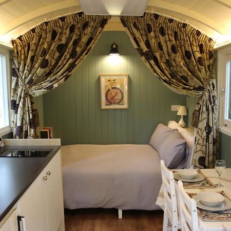 The Kestrel Shepherd Hut, Whitehouse Farm Стоумаркет Екстериор снимка