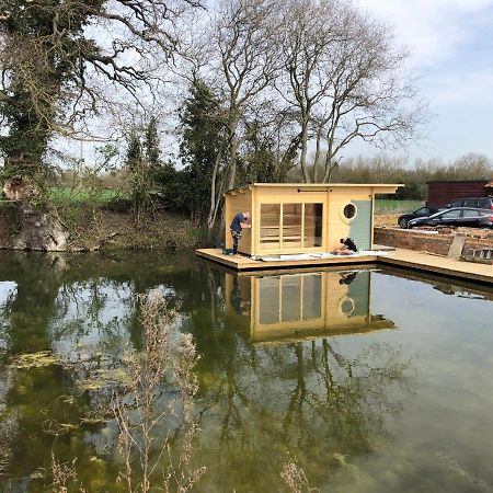 The Kestrel Shepherd Hut, Whitehouse Farm Стоумаркет Екстериор снимка