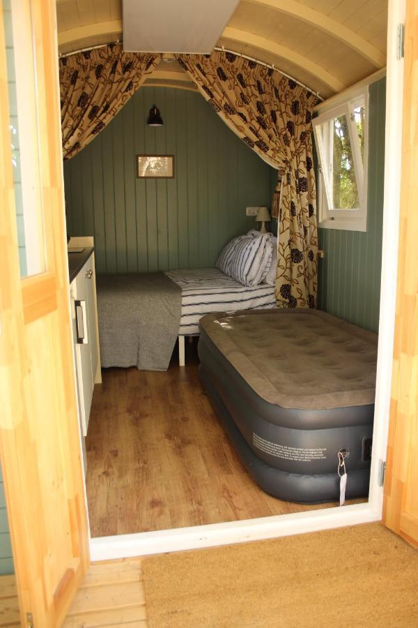 The Kestrel Shepherd Hut, Whitehouse Farm Стоумаркет Екстериор снимка